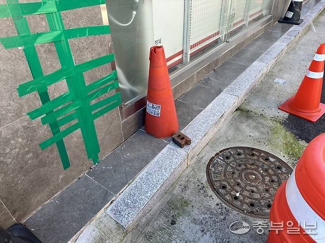 인천 동구청이 지난해 샛골로161번길에서 하수도공사를 실시하다 훼손된 타일의 모습. 사진=장수빈 기자