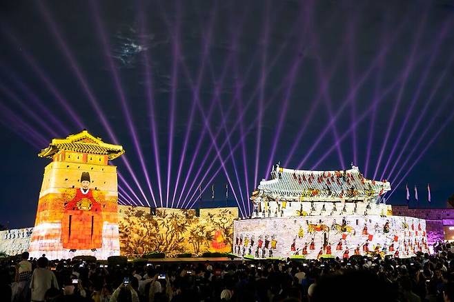 수원시 장안구 화서문에서 '2025 수원화성 미디어아트' 축제 공연이 펼쳐지고 있다. <수원시 제공>