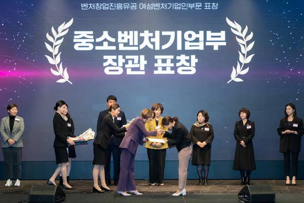 강유경 ㈜딜리버리엠 대표가 중소벤처기업부 장관상 표창을 받고 있다.