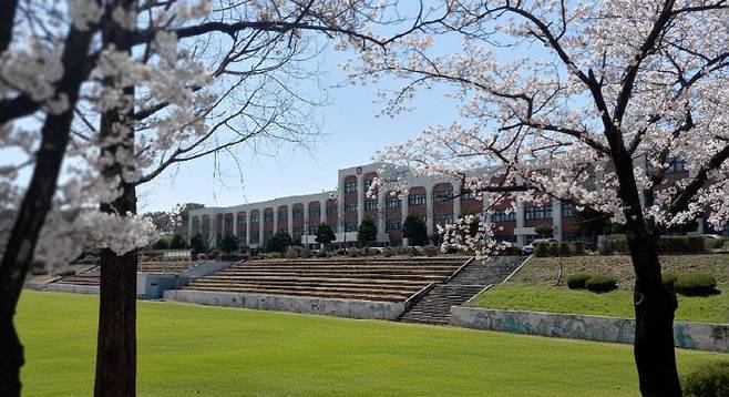 논산여자상업고 전경.