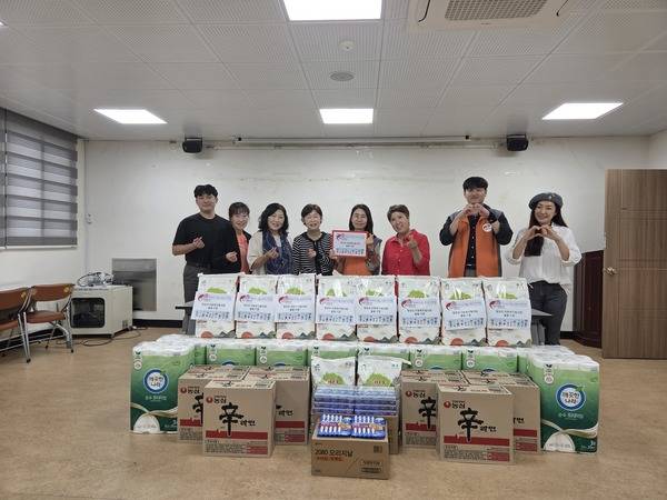 청양군사회복지협의회는 지난달 25일 한전 공주청양지사로부터 추석 명절을 맞아 지역 내 취약계층을 위한 후원물품을 전달 받았다.