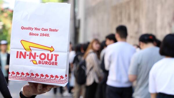 서울 강남구에서 시민들이 인앤아웃 버거를 구매하기 위해 줄을 서 있다. '미국의 3대 버거'로 유명한 인앤아웃 버거는 버거 메뉴 3종을 선착순 한정 판매한다. 연합뉴스