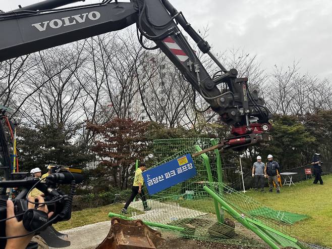 15일 오전 9시께 광주 서구 풍암동 금당산 파크골프장(9홀 규모) 일대에서 행정대집행 개시 선언이 울려 퍼졌다. 곧바로 굴삭기와 크레인 등 중장비, 수십 명의 작업자들이 현장에 투입됐다. /임지섭 기자 ljs@namdonews.com