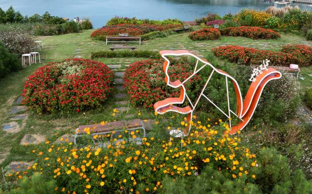 쑥섬 비밀의 정원에 피어있는 수백여 종의 꽃. /최현배 기자