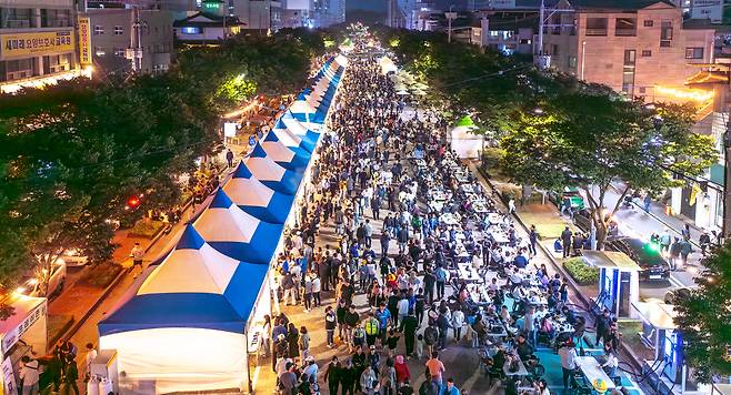 지난해 열린 구미푸드페스티벌 행사장에 시민등 방문객들이 몰려 문전성시를 이뤘다. /구미시 제공