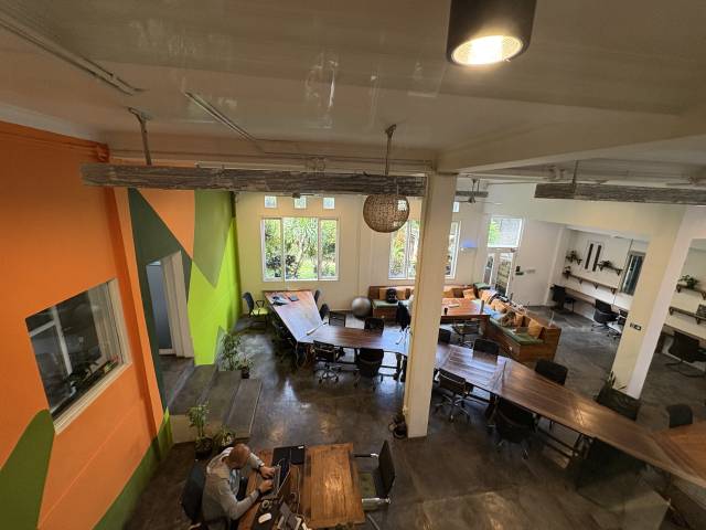 워케이션 참가자들이 아웃포스트 우붓에서 업무를 보고 있다.