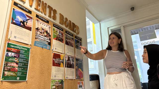 주디스 마케팅 매니저가 요가 수업, 영화 보기 등 다양한 이벤트에 대해 설명하고 있다.