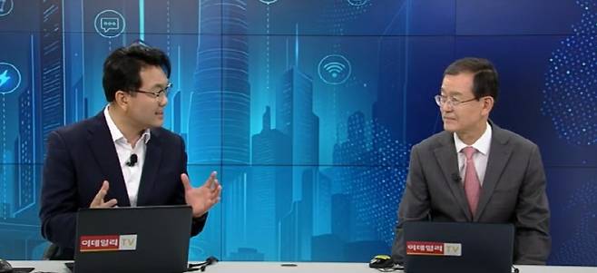[사진=이데일리TV '어쨌든 경제' 방송 캡쳐] 사진 우측부터 한만희 해외건설협회 회장, 진행자인 유은길 경제전문 기자