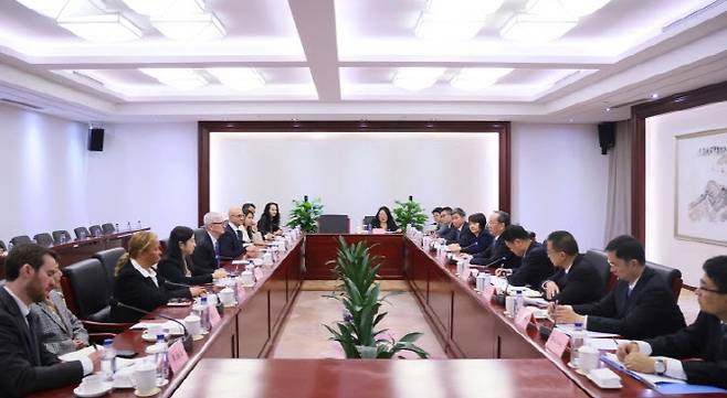 팀쿡(왼쪽에서 5번째) 애플 최고경영자가 15일 중국 베이징에서 공업정보화부측과 회담하고 있다. (사진=중국 공업정보화부)
