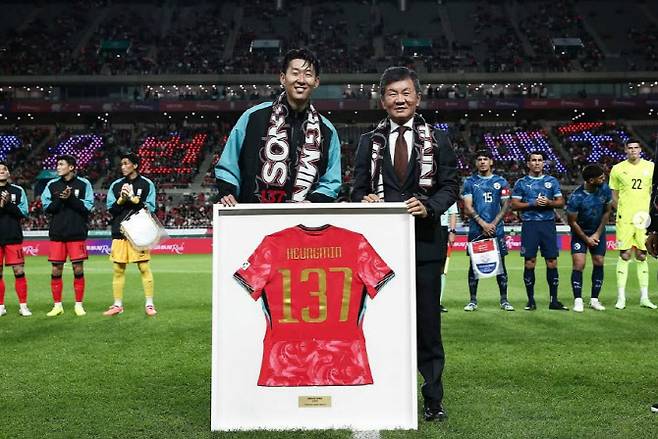 손흥민과 정몽규 회장. 사진=정몽규 SNS