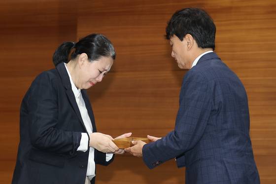 고 오요안나 명예사원증 들고 눈물 흘리는 장연미 씨   (서울=연합뉴스) 류효림 기자 = 직장 내 괴롭힘을 호소하며 숨진 MBC 기상캐스터 오요안나 씨 어머니 장연미 씨가 15일 서울 마포구 상암동 MBC 사옥에서 고인의 명예사원증을 받은 뒤 눈물을 흘리고 있다. 2025.10.15   ryousanta@yna.co.kr (끝)  〈저작권자(c) 연합뉴스, 무단 전재-재배포, AI 학습 및 활용 금지〉