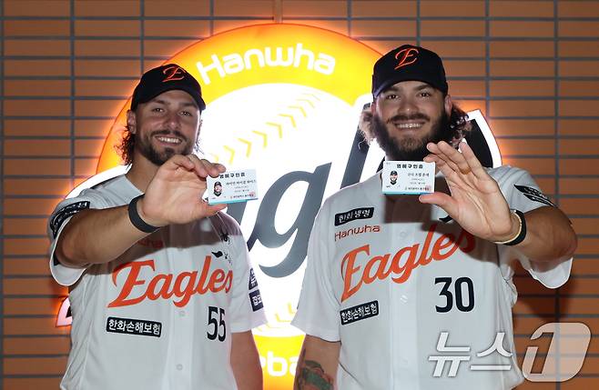 한화 이글스 원투펀치 코디 폰세(오른쪽)와 라이언 와이스. 2025.7.15/뉴스1 ⓒ News1 김기태 기자