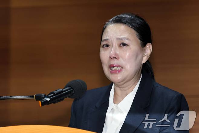 직장 내 괴롭힘을 호소하며 스스로 목숨을 끊은 MBC 기상캐스터 오요안나 씨의 어머니 장연미 씨가 15일 오전 서울시 마포구 상암동 MBC 상암사옥 골든마우스홀에서 열린 MBC-고 오요안나 유족 기자회견에서 입장을 밝히고 있다. 2025.10.15/뉴스1 ⓒ News1 박정호 기자