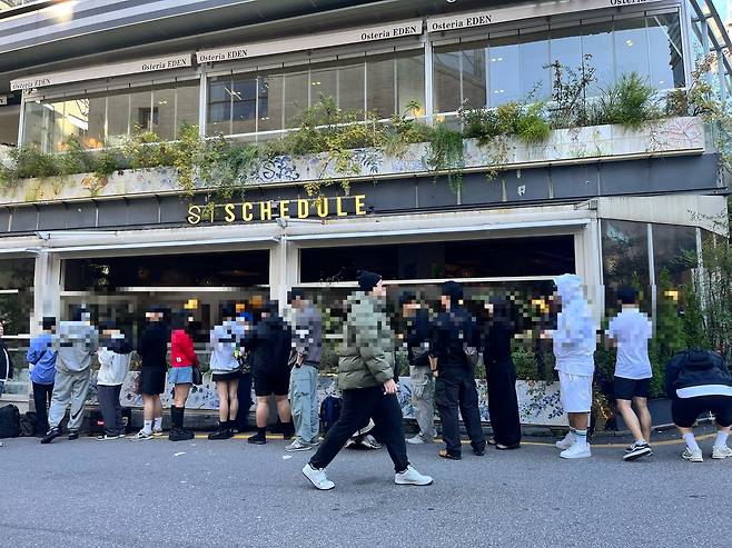 15일 오전 인앤아웃 팝업이 열리고 있는 서울 강남구 스케줄 청담 매장 앞.ⓒ 뉴스1 배지윤 기자