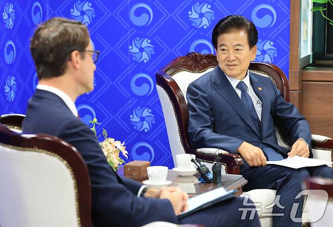 정동영 통일부 장관이 15일 서울 종로구 정부서울청사에서 필립 베르투 주한프랑스 대사를 접견하고 있다. 2025.10.15/뉴스1 ⓒ News1 임세영 기자