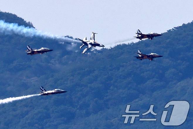 공군 특수비행팀 블랙이글스 편대가 15일 경기 성남시 서울공항 일대에서 국제 항공우주 및 방위산업 전시회(ADEX)를 앞두고 에어쇼 사전연습 비행을 하고 있다. 2025.10.15/뉴스1 ⓒ News1 구윤성 기자