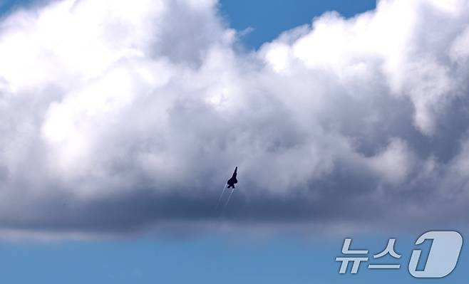 공군 KF-21 전투기가 15일 경기 성남시 서울공항 일대에서 국제 항공우주 및 방위산업 전시회(ADEX)를 앞두고 에어쇼 사전연습 비행을 하고 있다. 2025.10.15/뉴스1 ⓒ News1 구윤성 기자