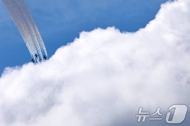 공군 특수비행팀 블랙이글스 편대가 15일 경기 성남시 서울공항 일대에서 국제 항공우주 및 방위산업 전시회(ADEX)를 앞두고 에어쇼 사전연습 비행을 하고 있다. 2025.10.15/뉴스1 ⓒ News1 구윤성 기자