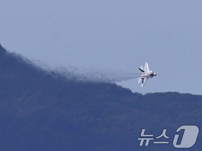공군 KF-21 전투기가 15일 경기 성남시 서울공항 일대에서 국제 항공우주 및 방위산업 전시회(ADEX)를 앞두고 에어쇼 사전연습 비행을 하고 있다. 2025.10.15/뉴스1 ⓒ News1 구윤성 기자