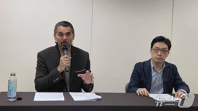 벤 카바나스 AWS 아시아태평양·일본(APJ) 지역 글로벌 세일즈 기술 디렉터와 김선수 AWS 인공지능·머신러닝(AIML) 스페셜리스트가 서울 코엑스에서 열린 AI x 인더스트리 위크 기자간담회에서 발언하고 있다. 2025.10.15 뉴스1 ⓒ News1 김민석 기자