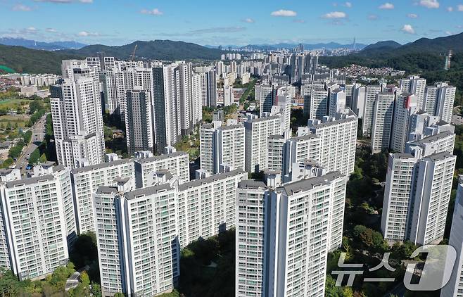 정부가 15일 '주택시장 안정화 대책'을 발표했다.  사진은 이날 조정대상지역·투기과열지구에 포함된 경기 과천시 아파트 단지들의 모습. 2025.10.15/뉴스1 ⓒ News1 김영운 기자