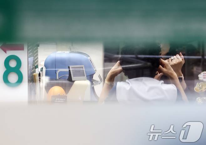 3차 부동산 대책이 발표된 15일 오후 서울 시내의 한 은행에서 시민들이 상담을 받고 있다.  2025.10.15/뉴스1 ⓒ News1 김민지 기자