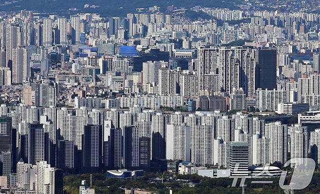 15일 경기 광주시 남한산성에서 내려다본 서울의 아파트 단지 모습. 2025.10.15/뉴스1 ⓒ News1 구윤성 기자