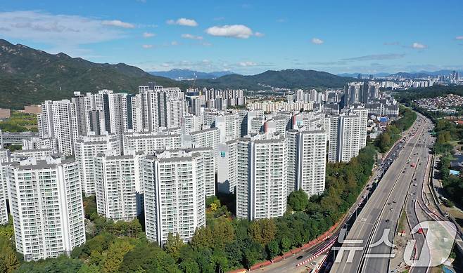 정부가 15일 '주택시장 안정화 대책'을 발표했다. 사진은 이날 조정대상지역·투기과열지구에 포함된 경기 과천시 아파트 단지들의 모습. 2025.10.15/뉴스1 ⓒ News1 김영운 기자