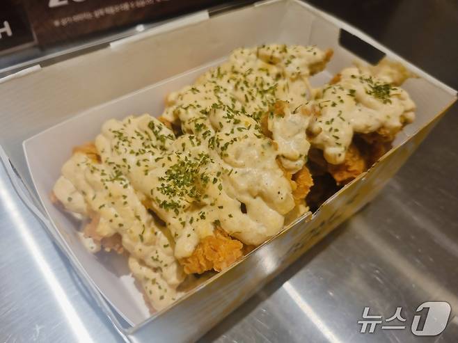 맘스터치가 15일 서울 맘스터치LAB DDP점에서 에드워드 리 셰프와 협업한 2차 컬렉션 신제품 '크림디종 빅싸이순살'을 선보이고 있다. 2025.10.15 / 뉴스1  박혜연 기자 ⓒ News1