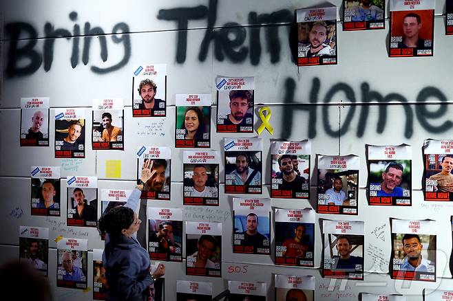 하마스에 잡혀갔던 이스라엘 인질들 사진. 2025.10.07 ⓒ 로이터=뉴스1 ⓒ News1 이지예 객원기자