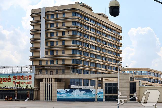 최근 캄보디아에서 한국인 대상 취업사기 및 감금 사건 등 각종 범죄에 연루되는 사례가 잇따르고 있다. 사진은 15일(현지시간) 캄보디아 프놈펜 주요 범죄 단지로 알려진 망고단지. 2025.10.15/뉴스1 ⓒ News1 김도우 기자