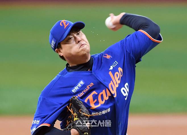 한화 류현진이 고척스카이돔에서 열린 2025 KBO리그 키움과 경기에 선발 등판해 힘차게 공을 던지고 있다. 고척 | 박진업 기자 upandup@sportsseoul.com