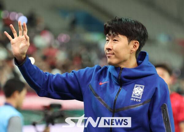 14일 오후 서울 마포구 서울월드컵경기장에서 열린 하나은행 초청 축구국가대표팀 친선경기 대한민국과 파라과이의 경기, 2-0으로 승리한 대한민국 손흥민이 관중들에게 인사하고 있다. /사진=뉴시스