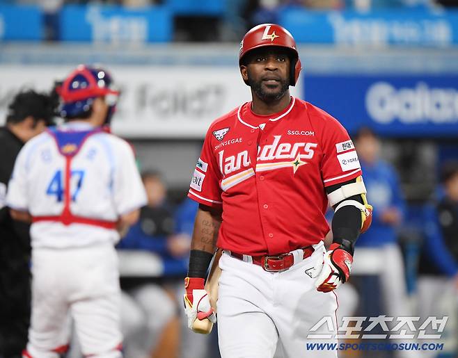 14일 대구 라이온즈파크에서 열린 SSG와 삼성의 준PO 4차전. 1회초 1사 에레디아가 삼진을 당한 후 아쉬워하고 있다. 대구=정재근 기자 cjg@sportschosun.com/2025.10.14/