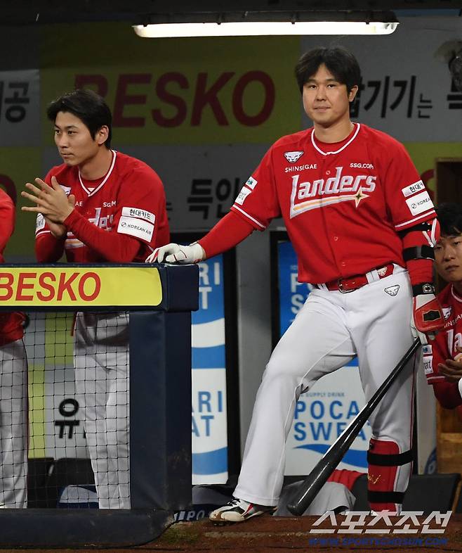14일 대구 라이온즈파크에서 열린 삼성과 SSG의 준PO 4차전. 8회초 SSG 안상현과 최정이 경기를 지켜보고 있다. 대구=박재만 기자 pjm@sportschosun.com/2025.10.14/