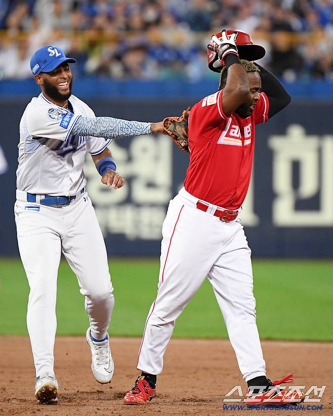 14일 대구 라이온즈파크에서 열린 SSG와 삼성의 준PO 4차전. 6회초 1사 1루 최정의 1루 땅볼 때 에레디아가 런다운에 걸려 쫓기다 디아즈에게 태그아웃되며 헬멧을 벗어 던지고 있다. 대구=정재근 기자 cjg@sportschosun.com/2025.10.14/