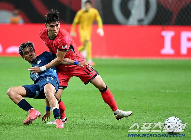 14일 서울월드컵경기장에서 열린 대한민국 축구대표팀과 파라과이의 평가전. 박진섭이 공을 다투고 있다. 상암=허상욱 기자wook@sportschosun.com/2025.10.14/