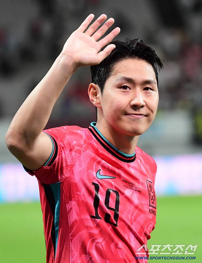 14일 서울월드컵경기장에서 열린 축구대표팀과 파라과이의 평가전. 한국이 파라과이에 2대 0으로 승리했다. 경기 종료 후 팬들에게 인사를 건네고 있는 대표팀 이강인. 상암=송정헌 기자songs@sportschosun.com/2025.10.14/