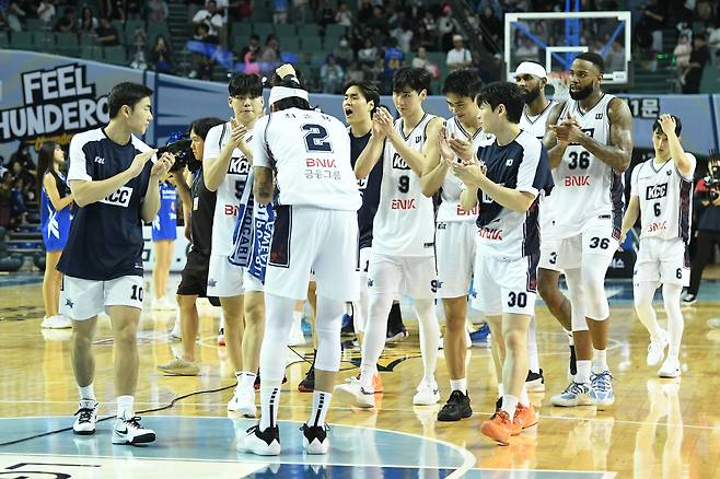 승리를 자축하는 KCC 선수단. 사진제공=KBL