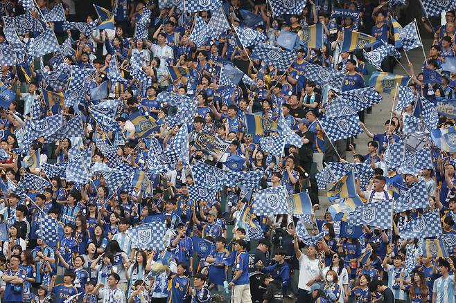 전주월드컵경기장/ K리그1/ 전북현대모터스 vs 울산HDFC/ 울산 처용전사/ 깃발 응원/ 원정팬/ 원정석/ 사진 김정수