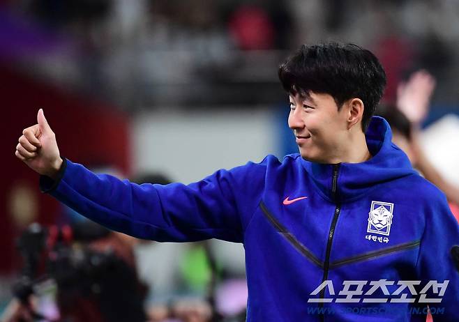 14일 서울월드컵경기장에서 열린 축구대표팀과 파라과이의 평가전. 한국이 파라과이에 2대 0으로 승리했다. 경기 종료 후 팬들에게 인사를 건네고 있는 대표팀 손흥민. 상암=송정헌 기자songs@sportschosun.com/2025.10.14/