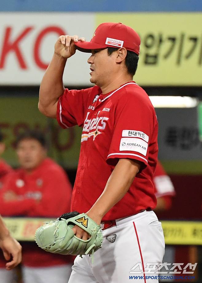 14일 대구 라이온즈파크에서 열린 삼성과 SSG의 준PO 4차전. 6회말 실점을 허용한 SSG 노경은이 아쉬워하고 있다. 대구=박재만 기자 pjm@sportschosun.com/2025.10.14/