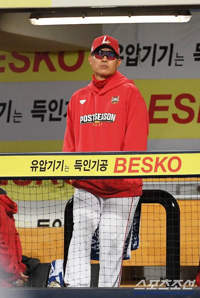 14일 대구 라이온즈파크에서 열린 삼성과 SSG의 준PO 4차전. 8회말 삼성 디아즈에게 역전포를 허용한 순간 SSG 이숭용 감독이 허탈한 표정을 짓고 있다. 대구=박재만 기자 pjm@sportschosun.com/2025.10.14/