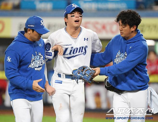 13일 대구 라이온즈파크에서 열린 SSG와 삼성의 준PO 3차전. 8회초 3루수 김영웅이 수비 도중 허리 부상을 당해 교체되고 있다. 대구=정재근 기자 cjg@sportschosun.com/2025.10.13/