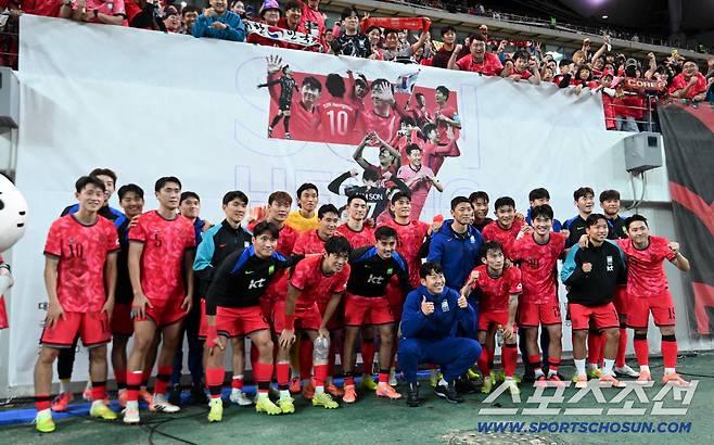 14일 서울월드컵경기장에서 열린 대한민국 축구대표팀과 파라과이의 평가전. 대한민국이 2대0으로 승리했다. 팬들과 함께 포즈를 취한 대표팀 선수들의 모슴. 상암=허상욱 기자wook@sportschosun.com/2025.10.14/