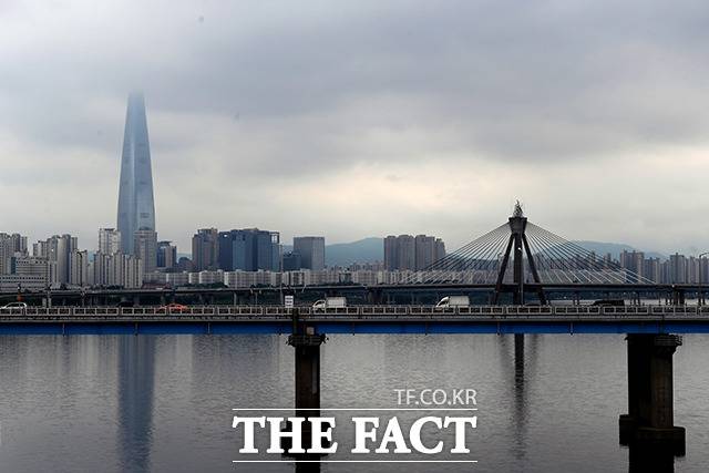 수요일인 15일에도 전국 대부분 지역에 비가 내리고 대체로 흐린 날이 이어지겠다. /더팩트 DB