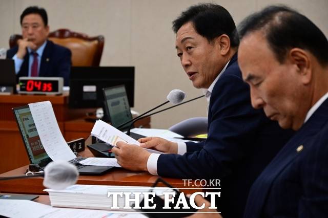 진화하는 납치 범죄 사건에 대응하기 위해 정부가 나서서 종합적인 관리 체계를 정비해야 한다는 지적이 나온다. 사진은 김선교 국민의힘 의원(가운데). /남윤호 기자