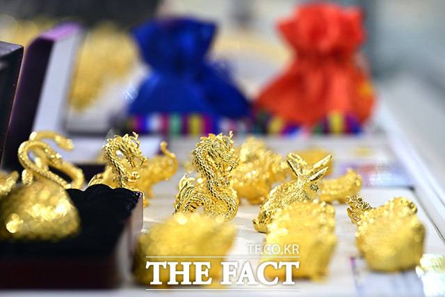 금 국제가는 지난 8일 처음 4000달러를 돌파한 뒤 14일(현지시간) 장중 4179달러까지 치솟으며 또 한 차례 최고가를 갈아치웠다. 사진은 서울 종로구 한국금거래소에 귀금속들이 전시돼 있는 모습. /남윤호 기자