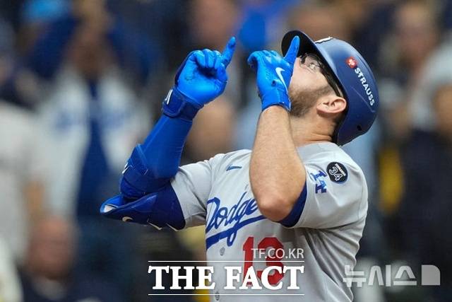 LA 다저스 간판 타자 맥스 먼시가 15일(한국시간) 밀워키 브루어스와의 내셔널리그 챔피언십시리즈 2차전서 6회초 중월 솔로 홈런을 날린 뒤 세리모니를 하고 있다. /밀워키=AP.뉴시스