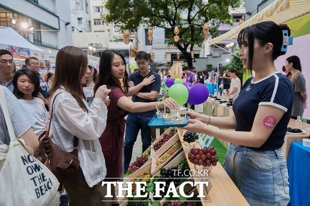 한국농수산식품유통공사가 홍콩 PMQ 광장에서 열린 '2025 한국광장'에 참가해 K-포도의 다양성과 우수성을 홍보하고 있다. /aT